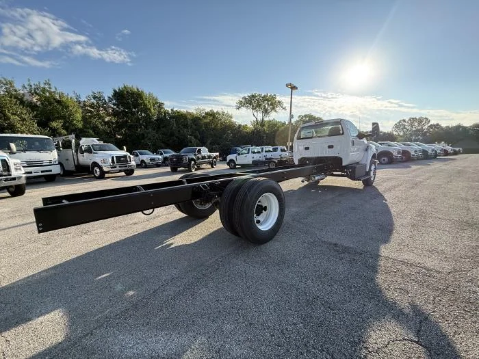 2027 Ford F-650 — photo 7