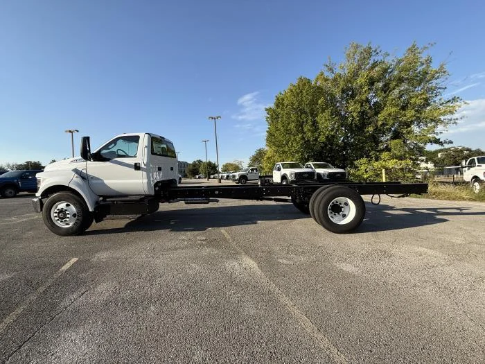 2027 Ford F-650 — photo 3