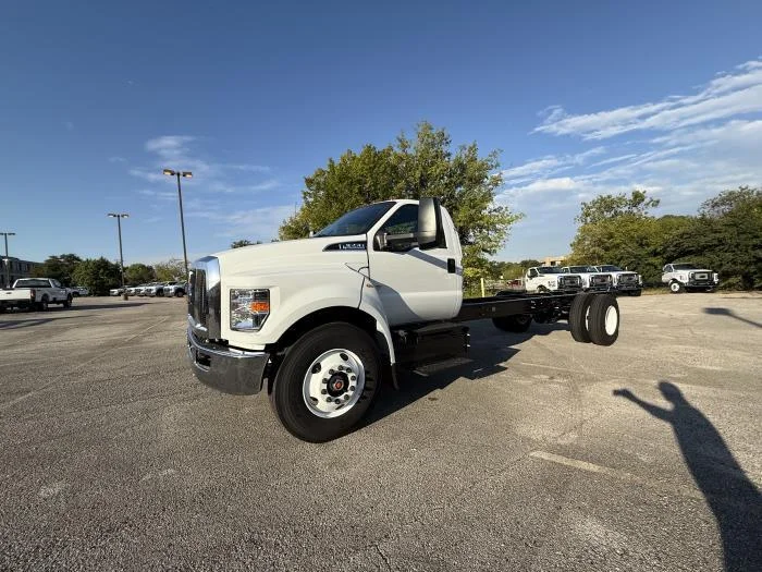 2027 Ford F-650 — photo 2