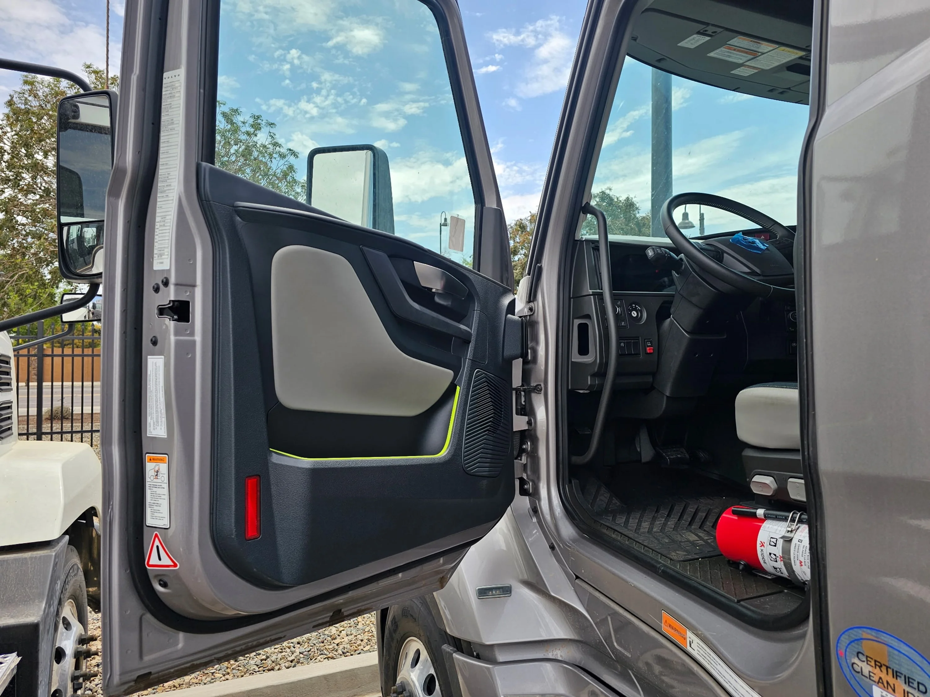 2026 Volvo VNL 660 in Tucson, AZ — photo 7