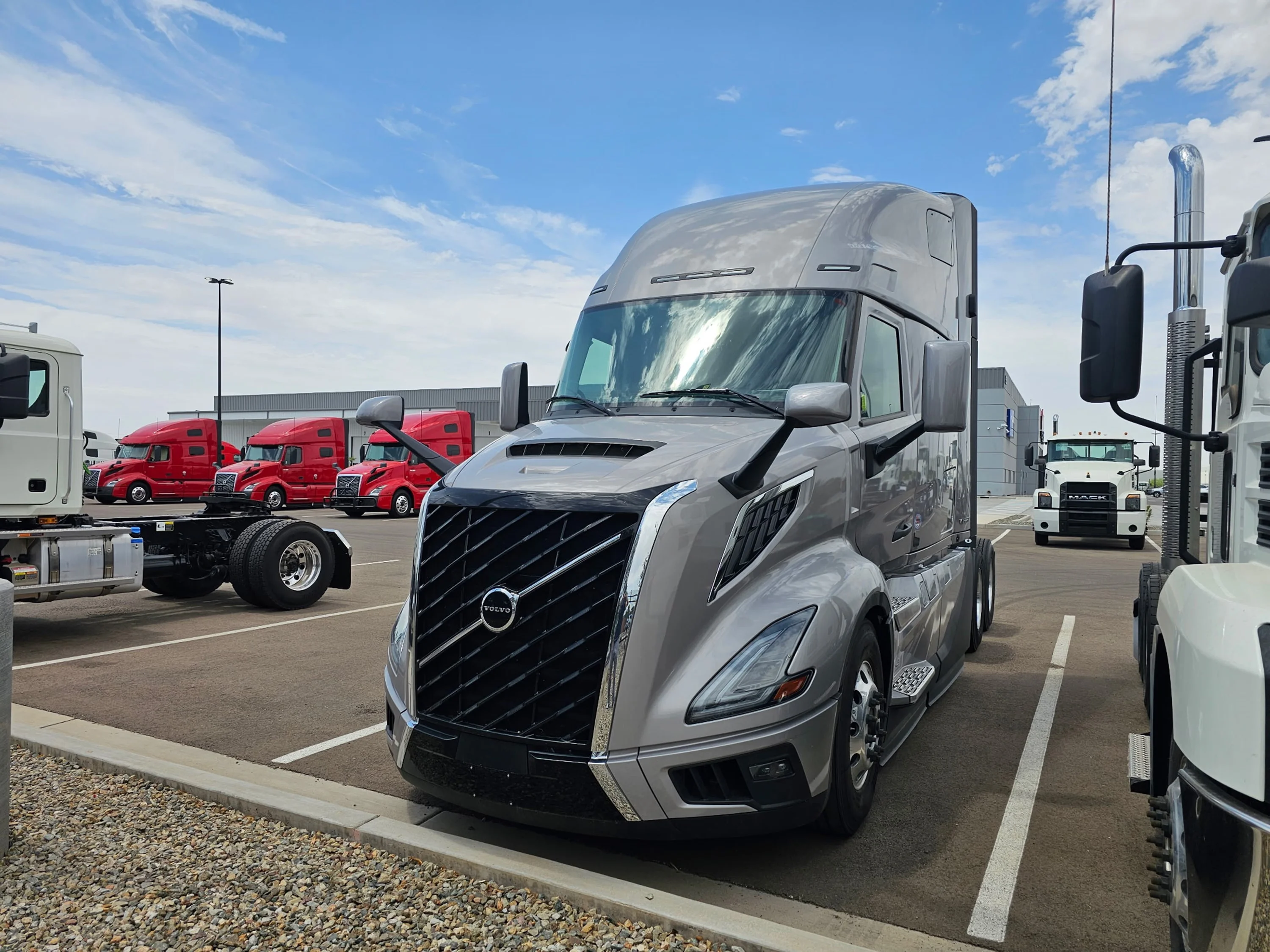 2026 Volvo VNL 660 in Tucson, AZ — photo 2