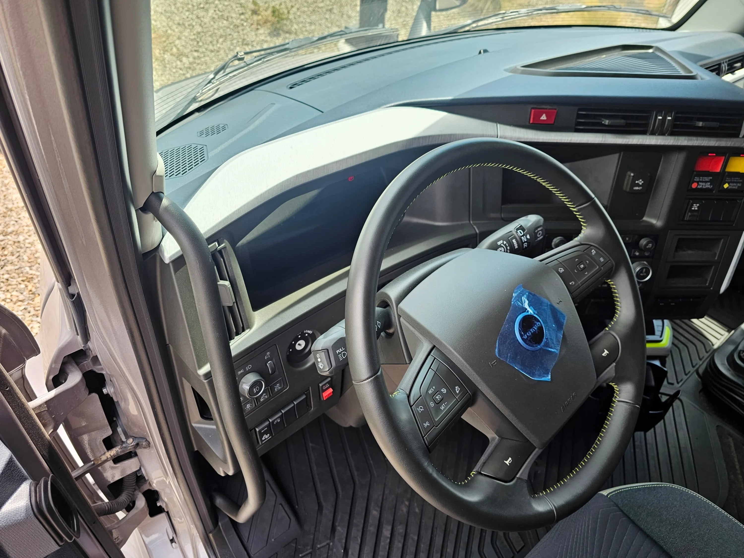 2026 Volvo VNL 660 in Tucson, AZ — photo 6