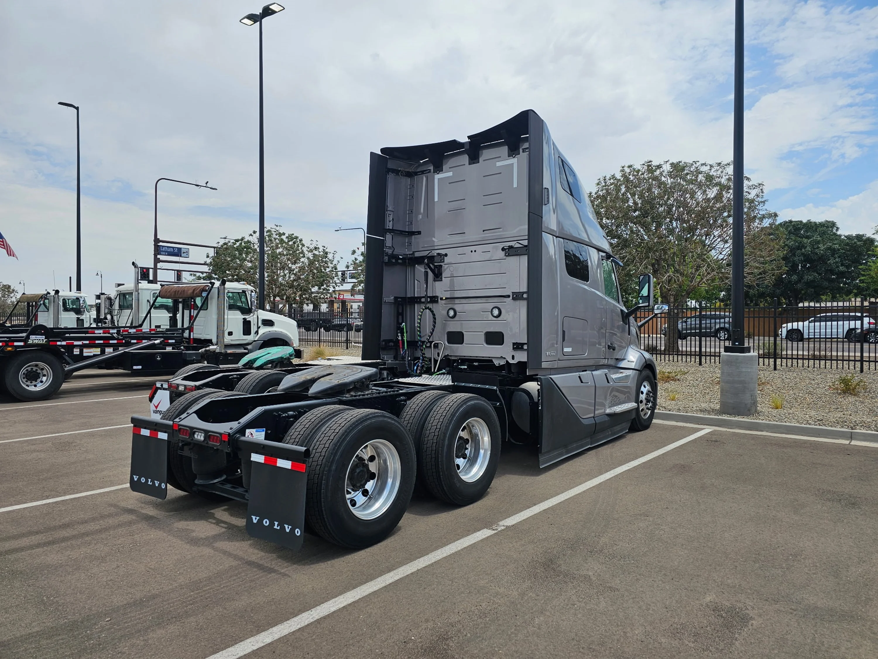 2026 Volvo VNL 660 in Tucson, AZ — photo 8