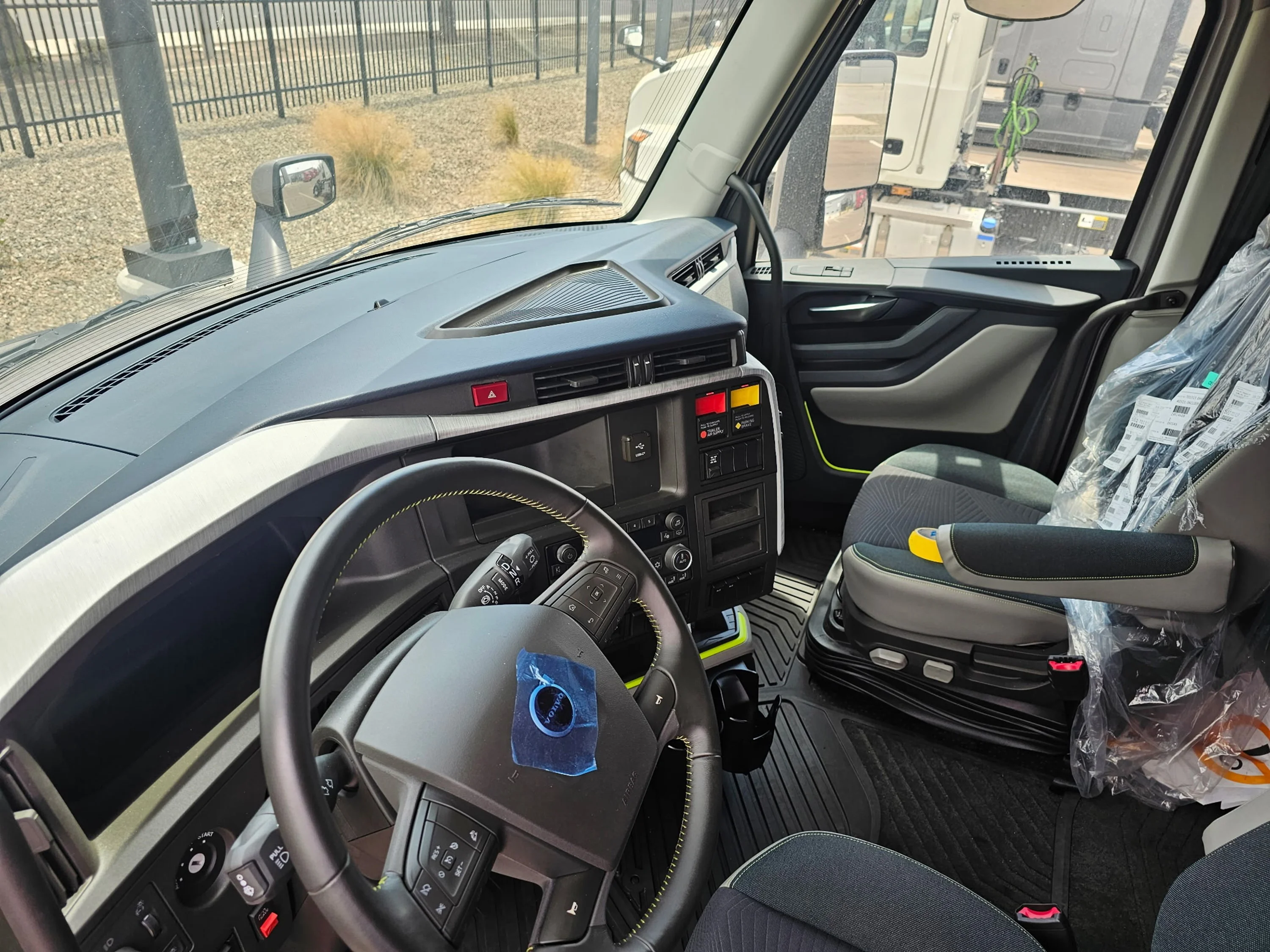 2026 Volvo VNL 660 in Tucson, AZ — photo 3