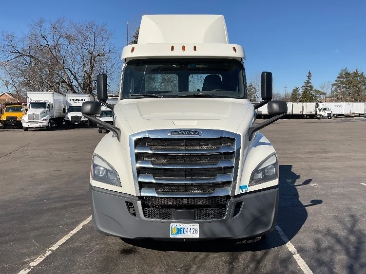 2018 Freightliner Cascadia - image 2