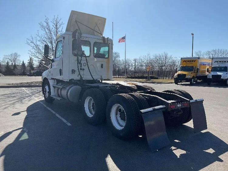 2018 Freightliner Cascadia - image 5