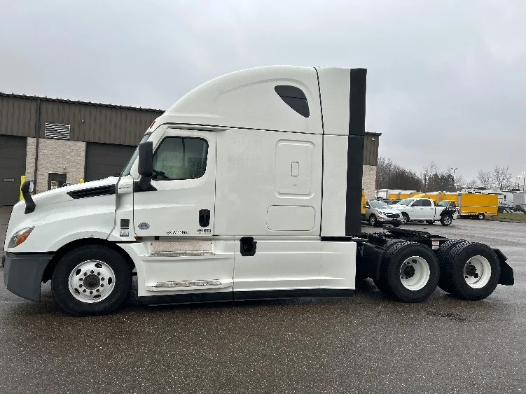 2023 Freightliner Cascadia in Akron, OH — photo 4