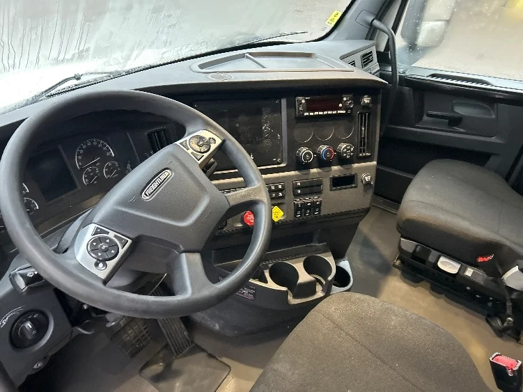 2023 Freightliner Cascadia in Akron, OH — photo 10