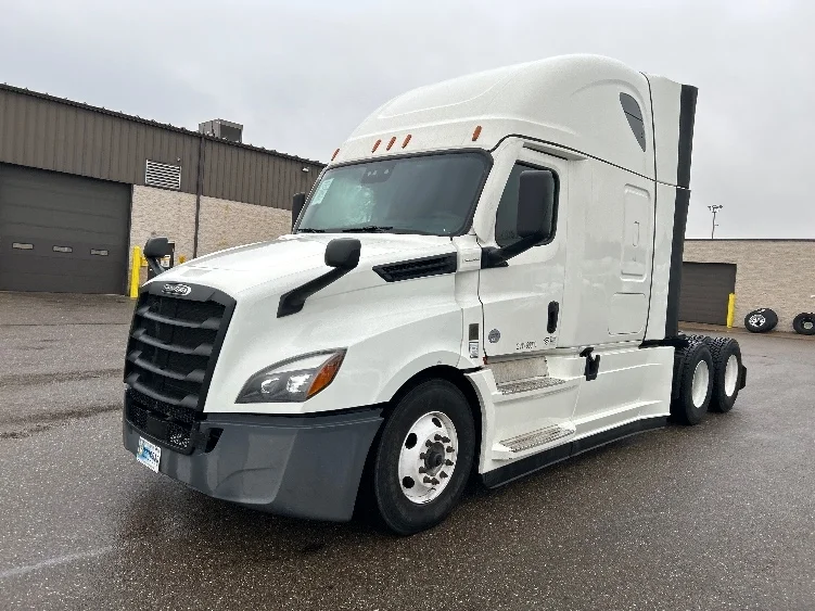 2023 Freightliner Cascadia in Akron, OH — photo 3