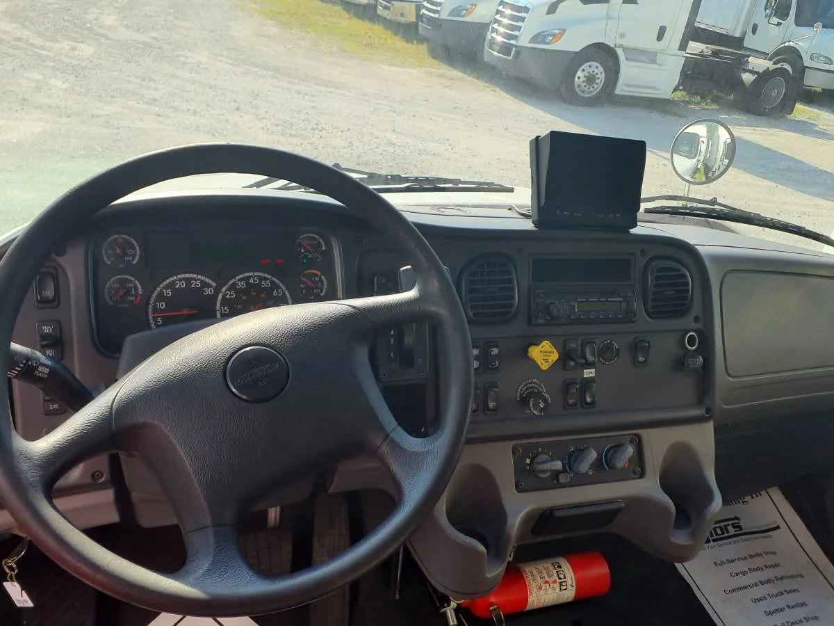 2017 Freightliner M2 106 in Indianapolis, IN — photo 10