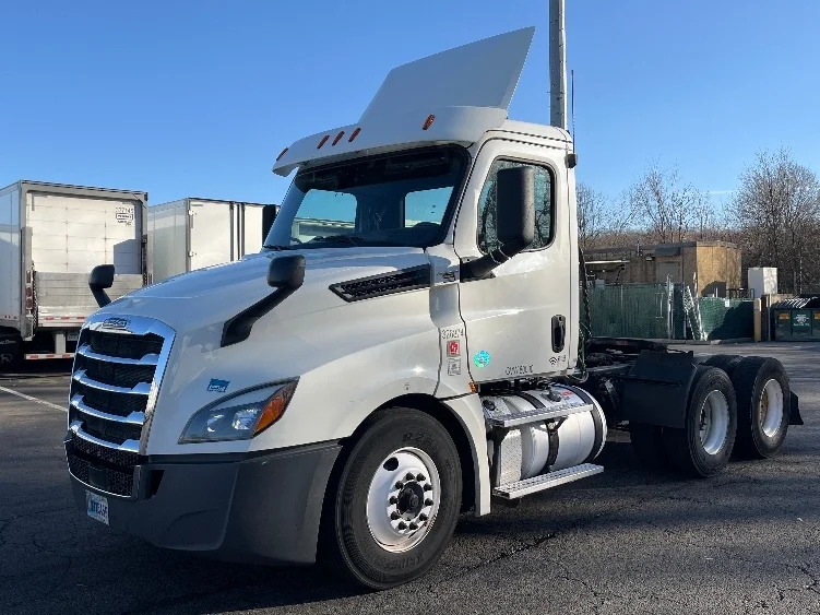 2019 Freightliner Cascadia - image 3