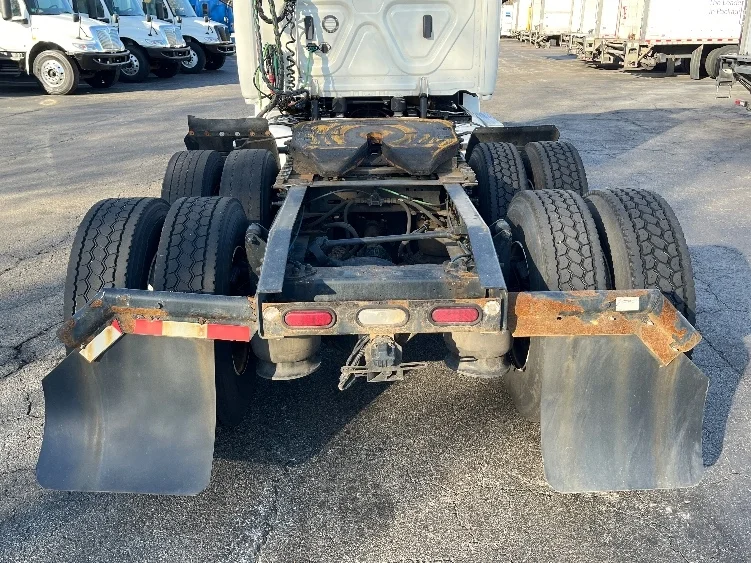 2019 Freightliner Cascadia - image 6