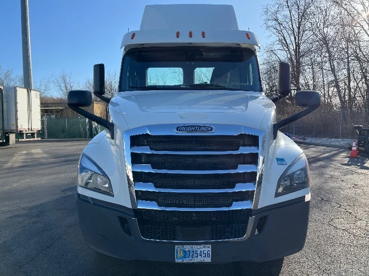 2019 Freightliner Cascadia - image 2