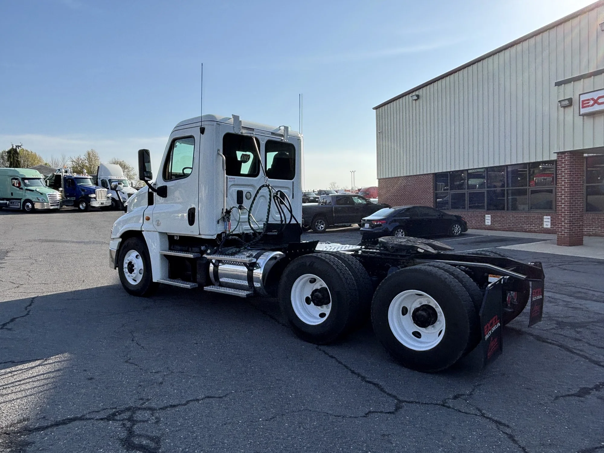 2016 Freightliner Cascadia - image 3