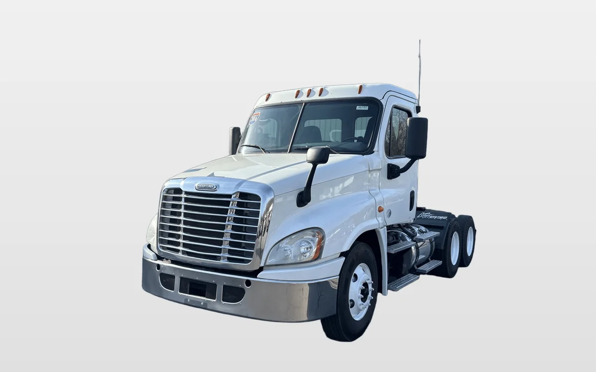 2016 Freightliner Cascadia - image 1