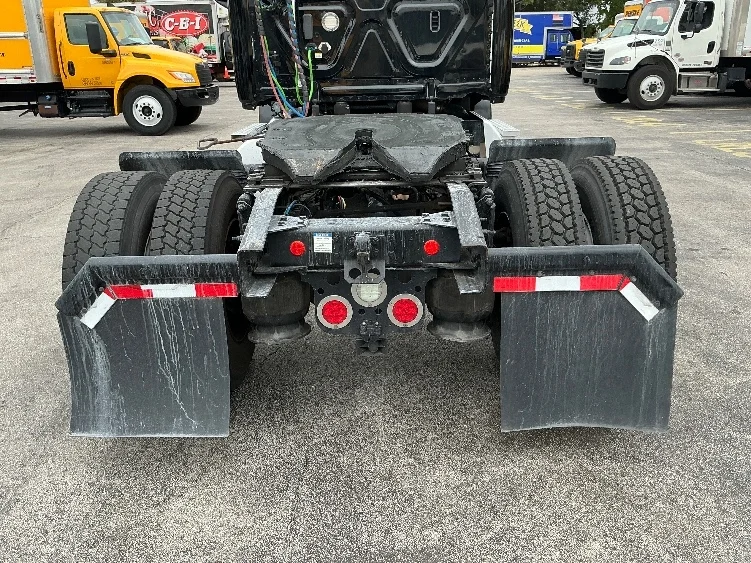 2019 Freightliner Cascadia in Medley, FL — photo 6