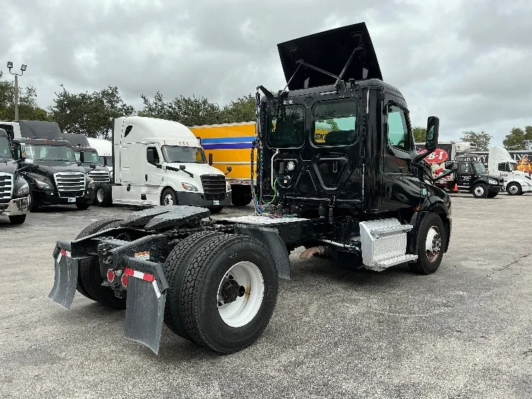 2019 Freightliner Cascadia in Medley, FL — photo 7