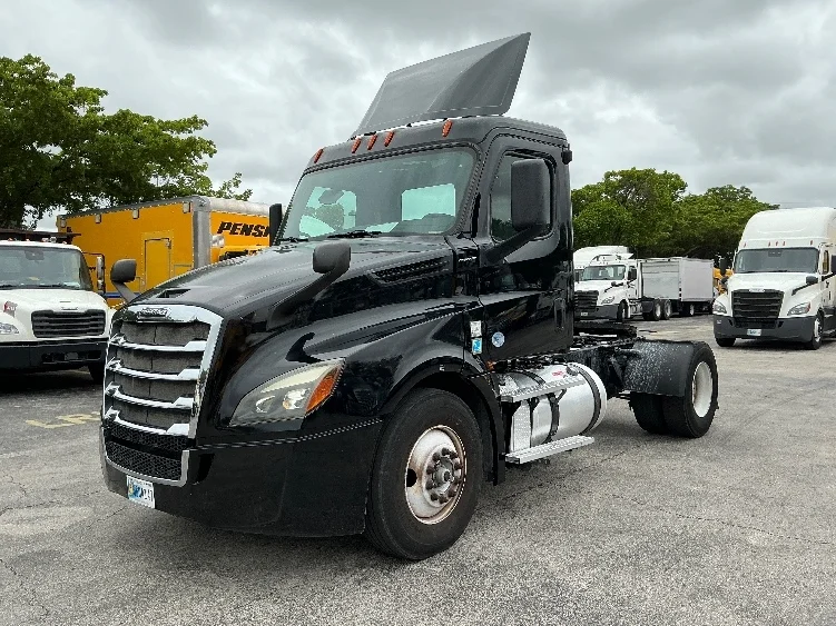 2019 Freightliner Cascadia in Medley, FL — photo 3