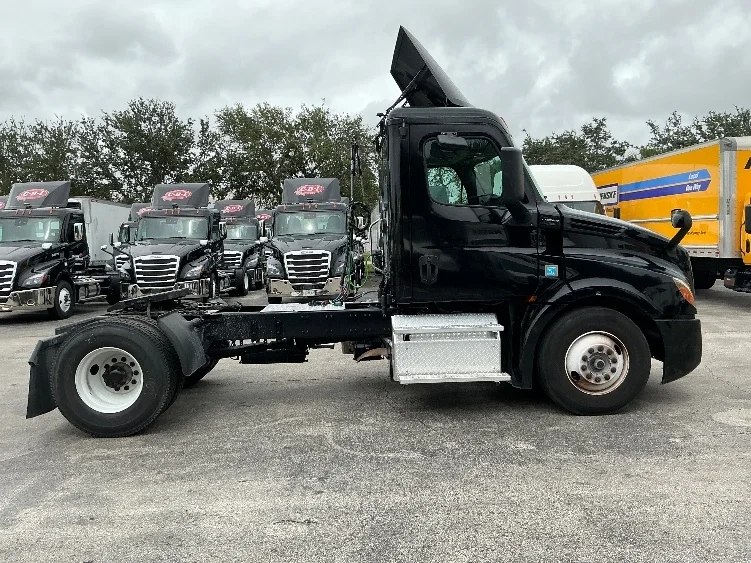 2019 Freightliner Cascadia in Medley, FL — photo 8