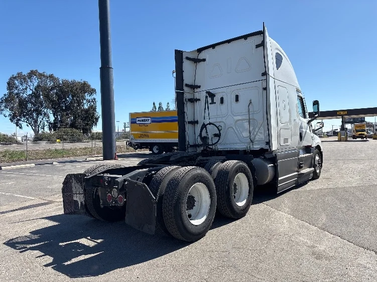 2023 Freightliner Cascadia in Fresno, CA — photo 7