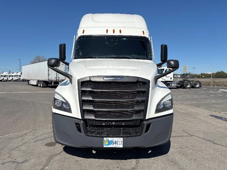 2023 Freightliner Cascadia in Fresno, CA — photo 2