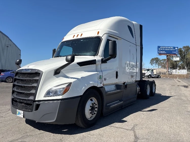 2023 Freightliner Cascadia in Fresno, CA — photo 3