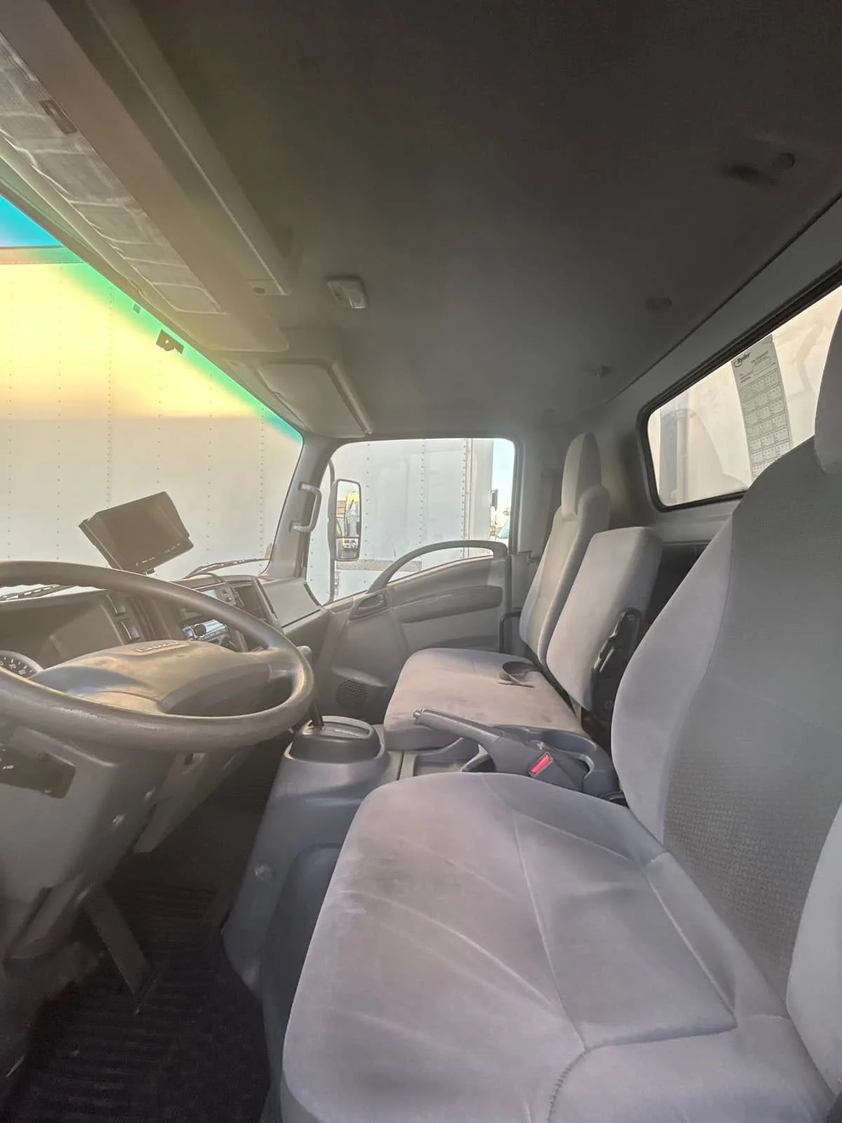 2018 Isuzu NRR - image 8