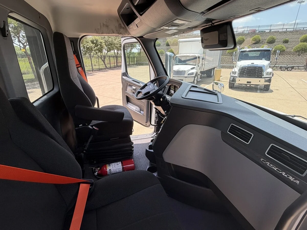 2027 Freightliner Cascadia — photo 11