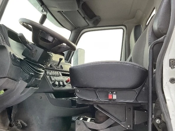 2020 International LT - image 8