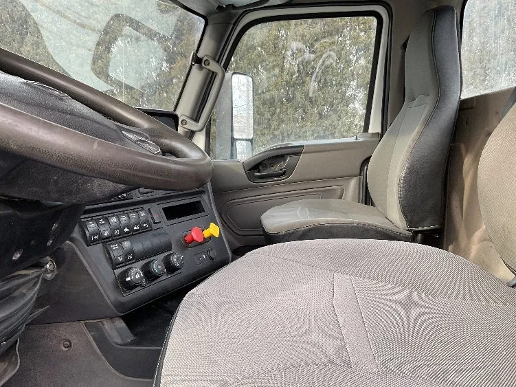 2020 International LT - image 9