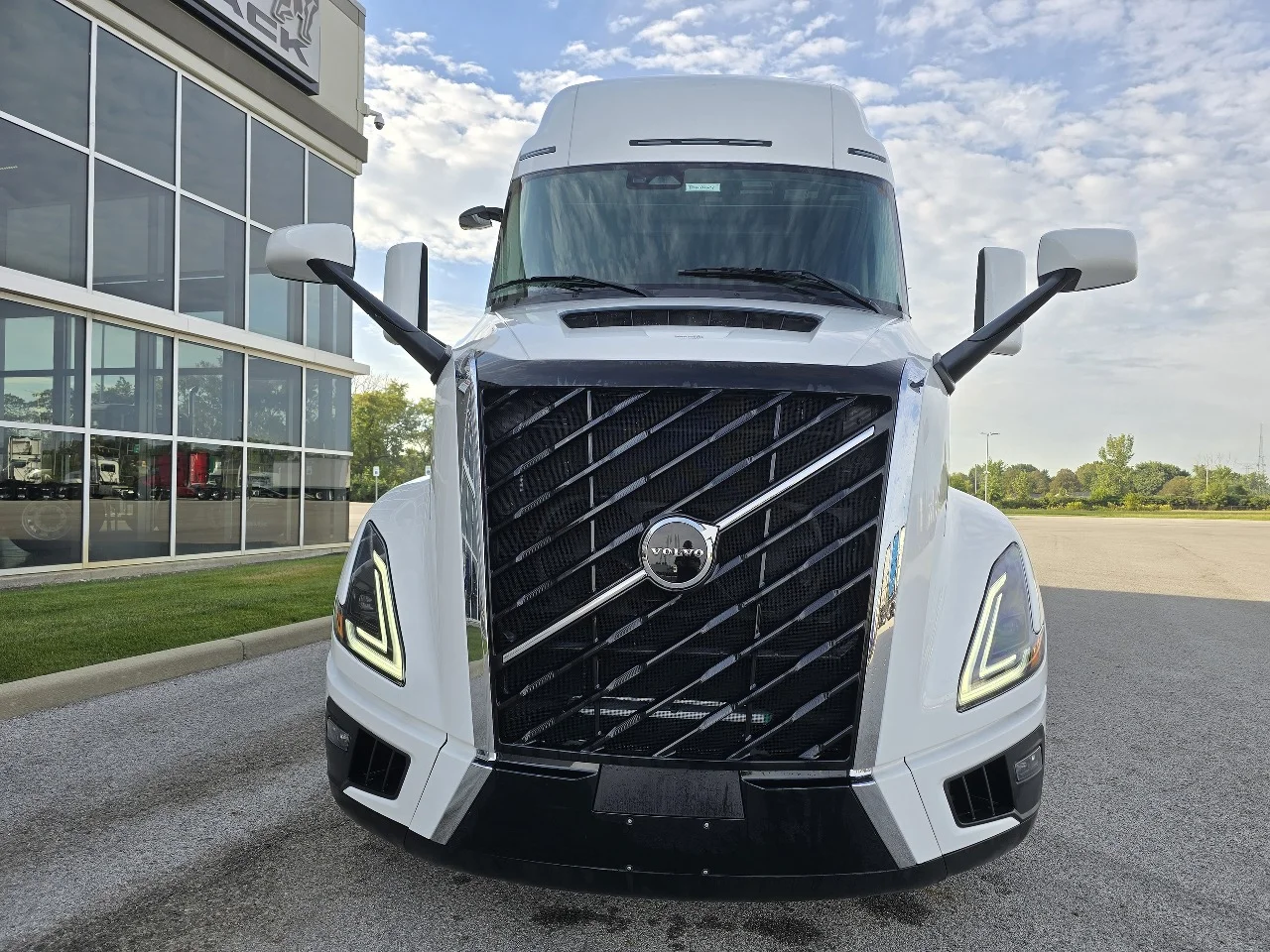 2025 Volvo VNL 660 in Toledo, OH — photo 2