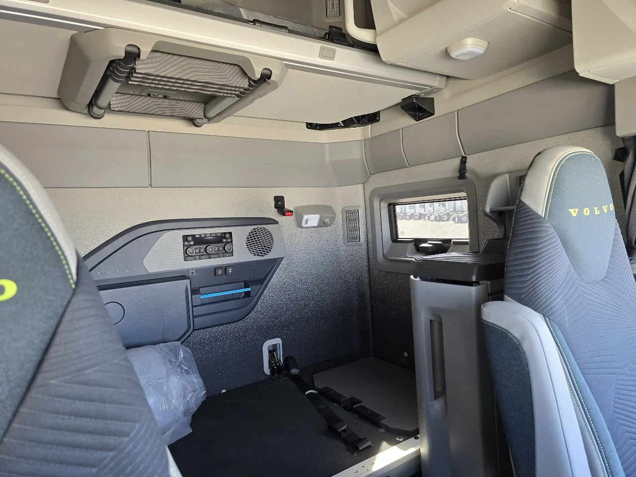 2025 Volvo VNL 660 in Toledo, OH — photo 12
