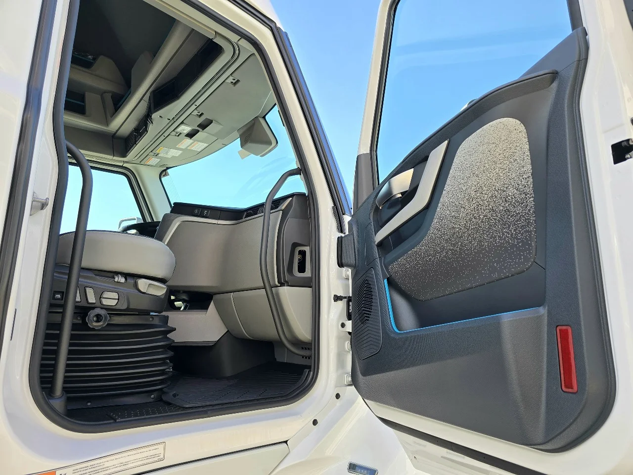 2025 Volvo VNL 660 in Toledo, OH — photo 13