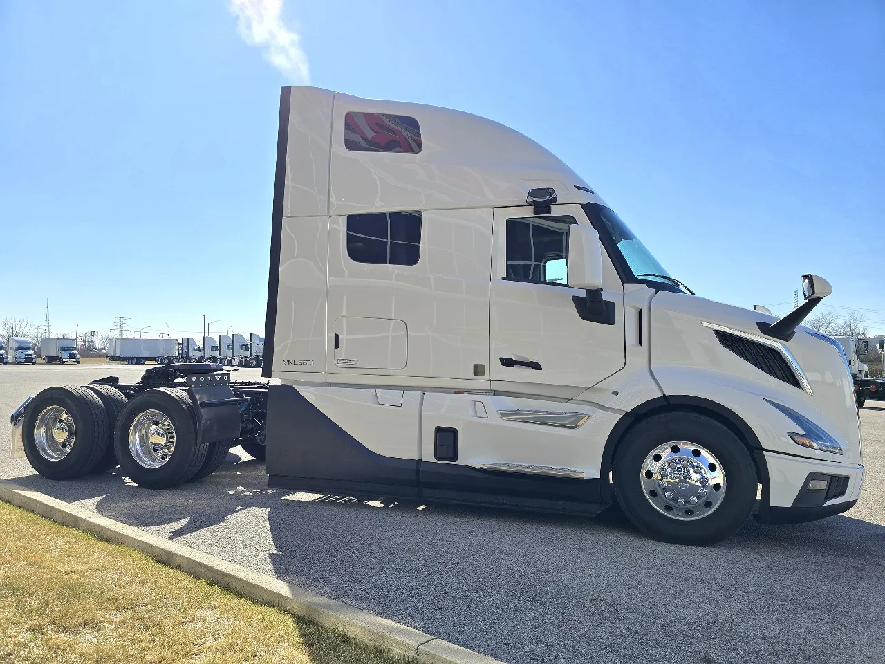 2025 Volvo VNL 660 in Toledo, OH — photo 3