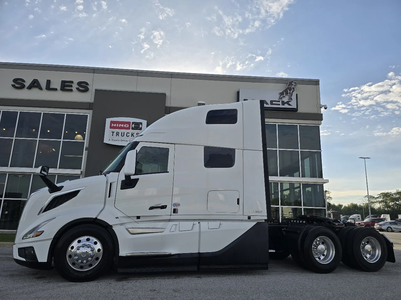 2025 Volvo VNL 660 in Toledo, OH — photo 7