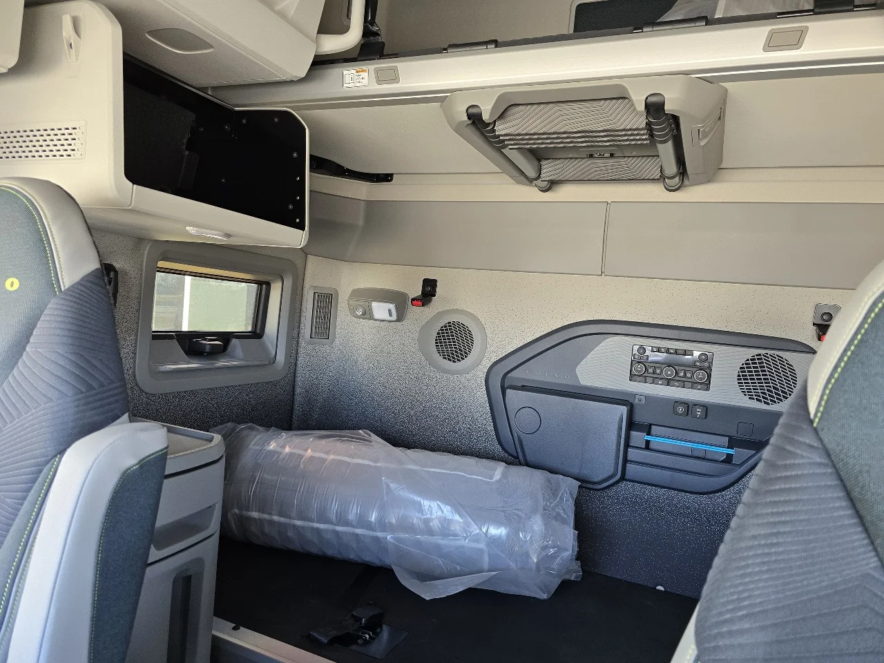 2025 Volvo VNL 660 in Toledo, OH — photo 11