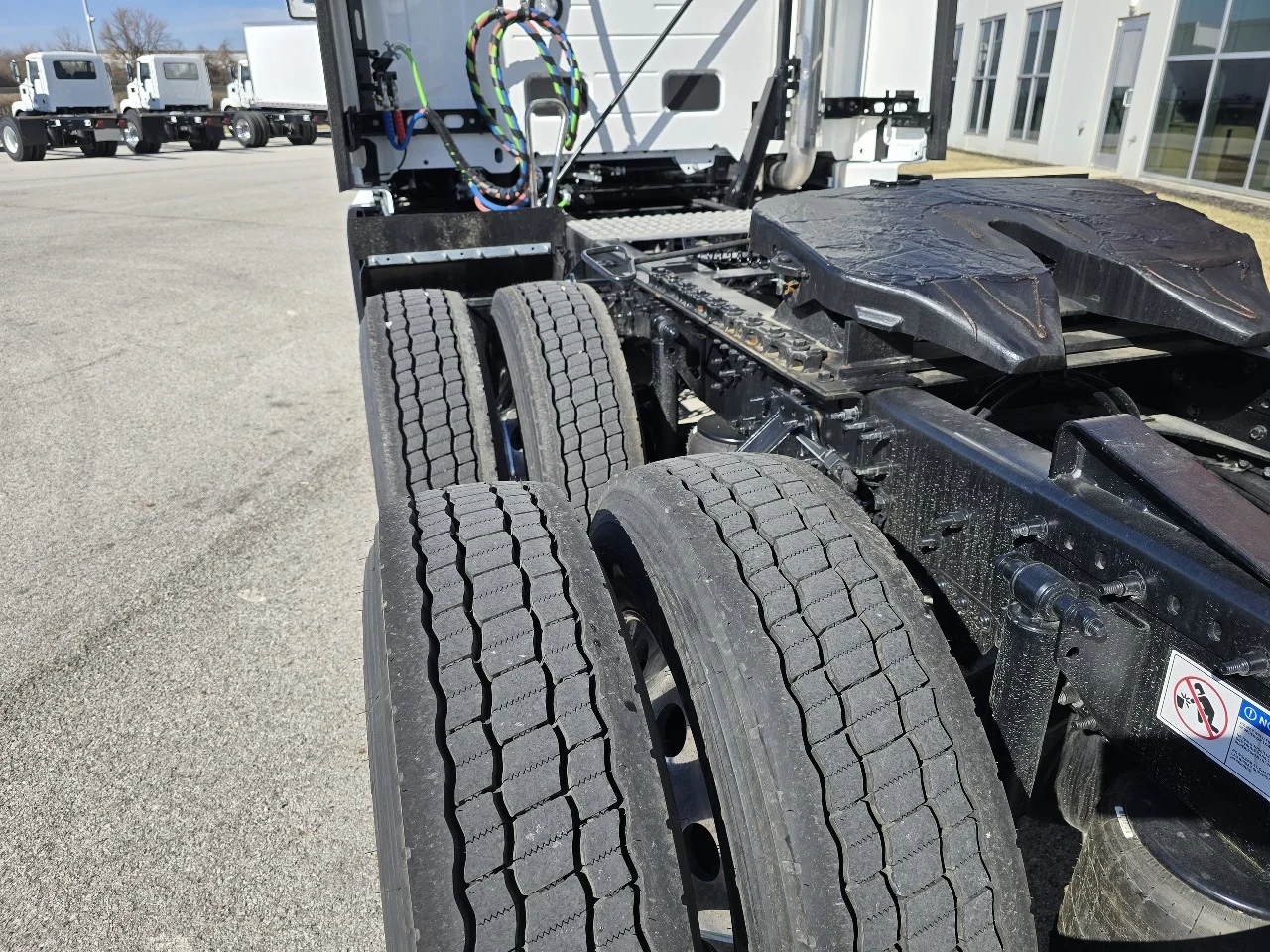 2025 Volvo VNL 660 in Toledo, OH — photo 4