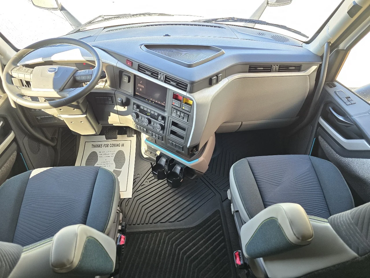 2025 Volvo VNL 660 in Toledo, OH — photo 10