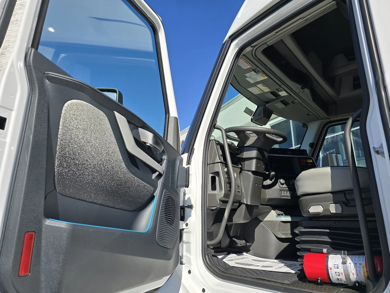 2025 Volvo VNL 660 in Toledo, OH — photo 8