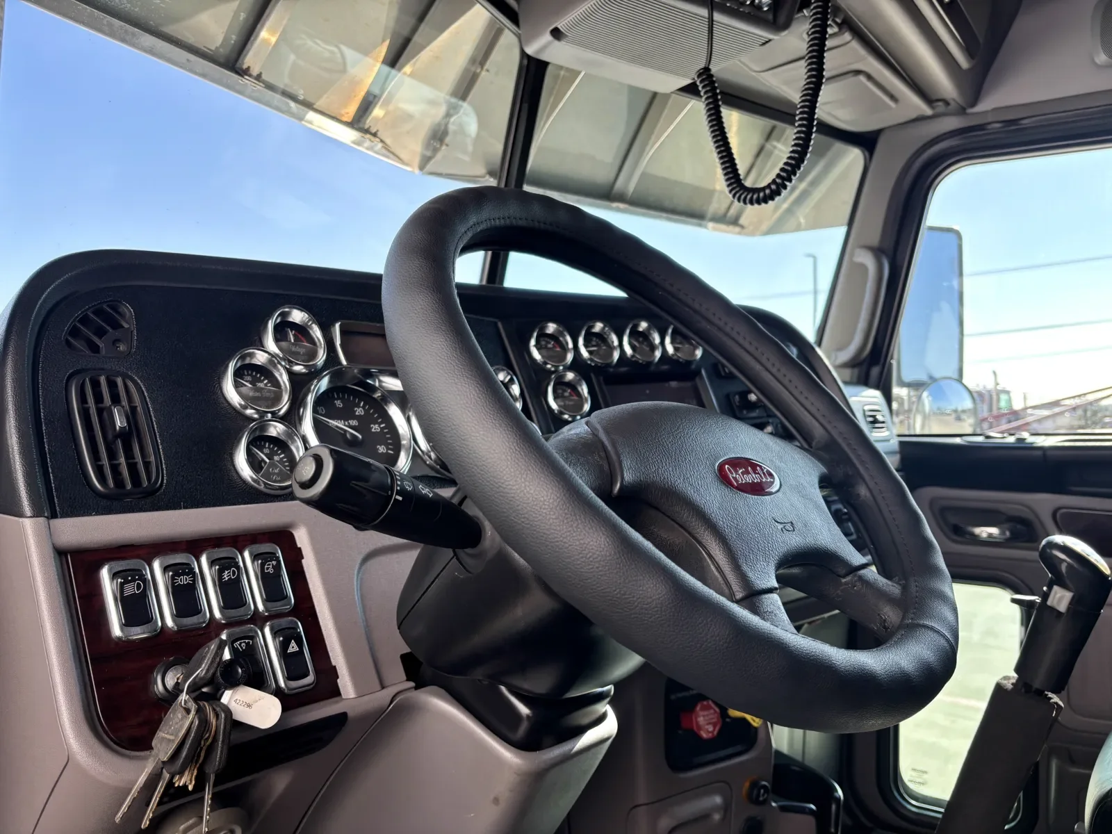 2017 Peterbilt 389 - image 15
