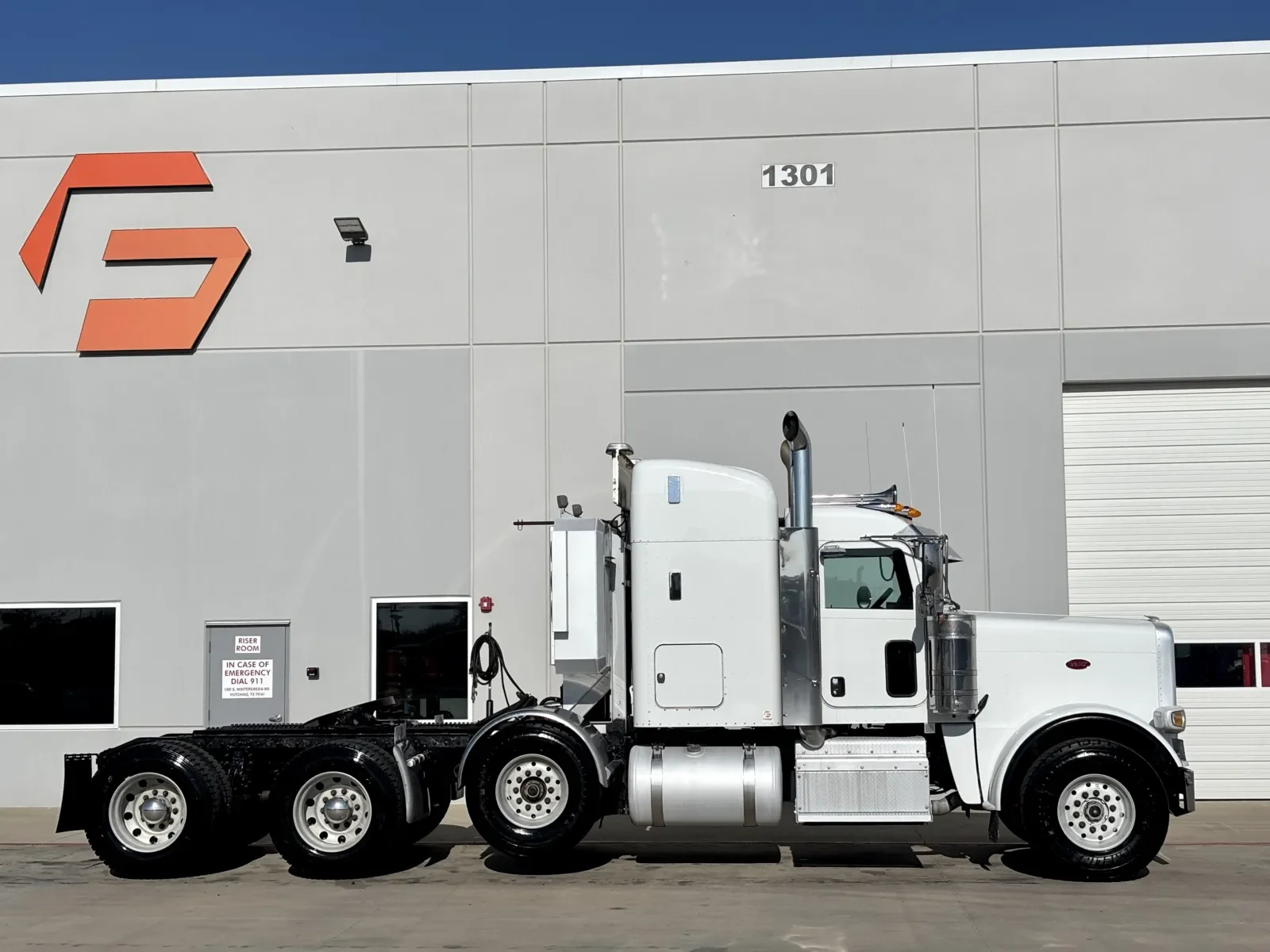 2017 Peterbilt 389 - image 3