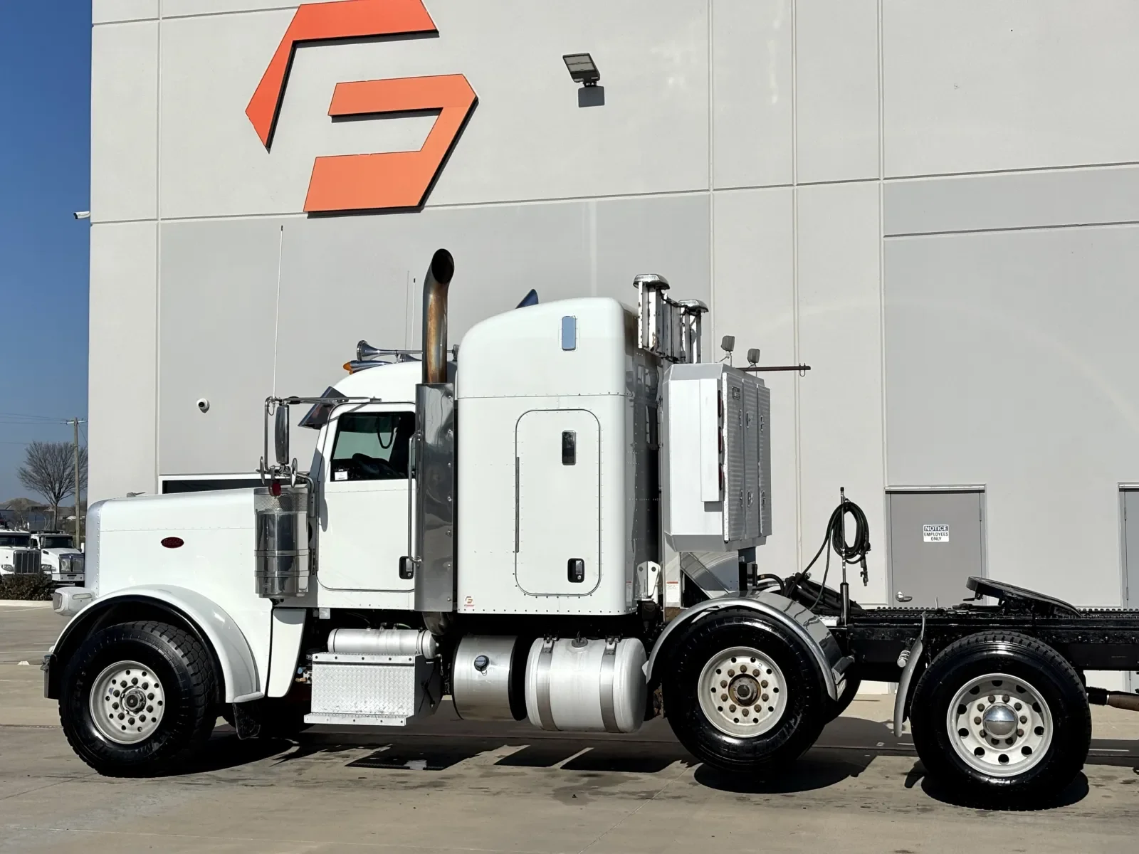 2017 Peterbilt 389 in Hutchins, TX — photo 8