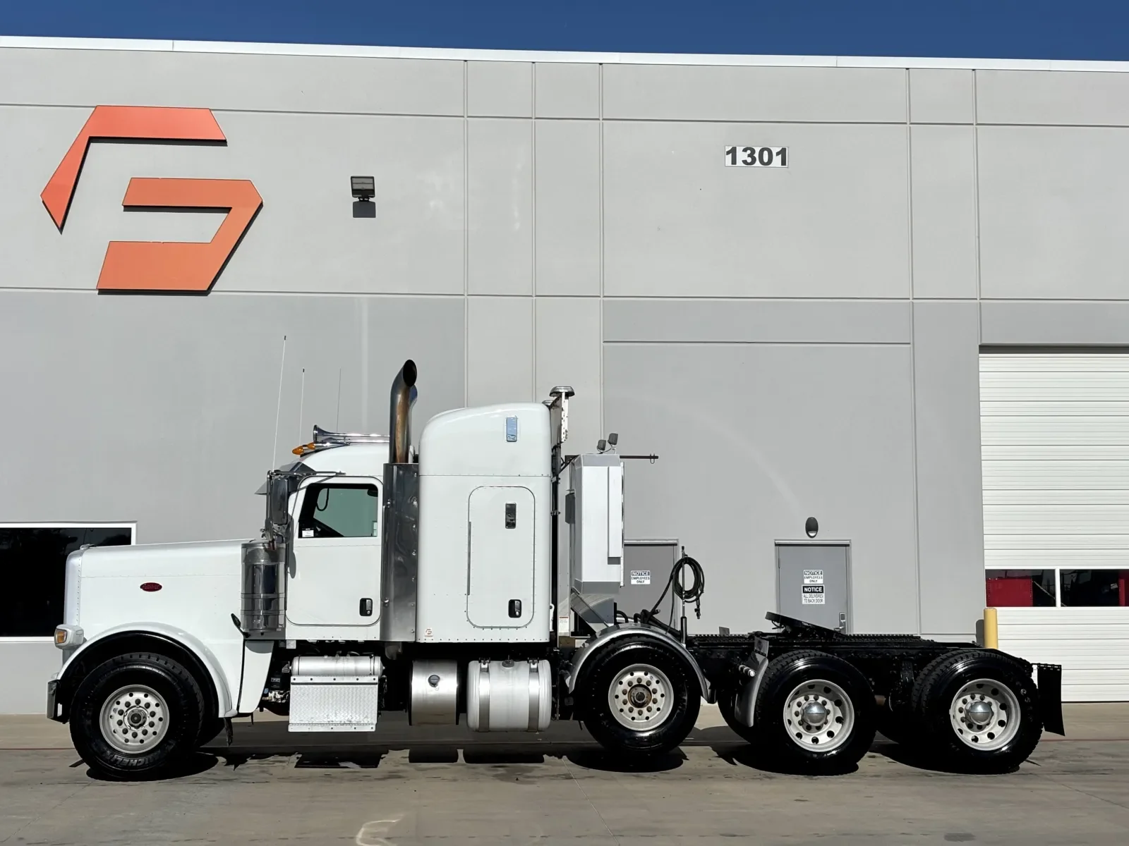 2017 Peterbilt 389 in Hutchins, TX — photo 4