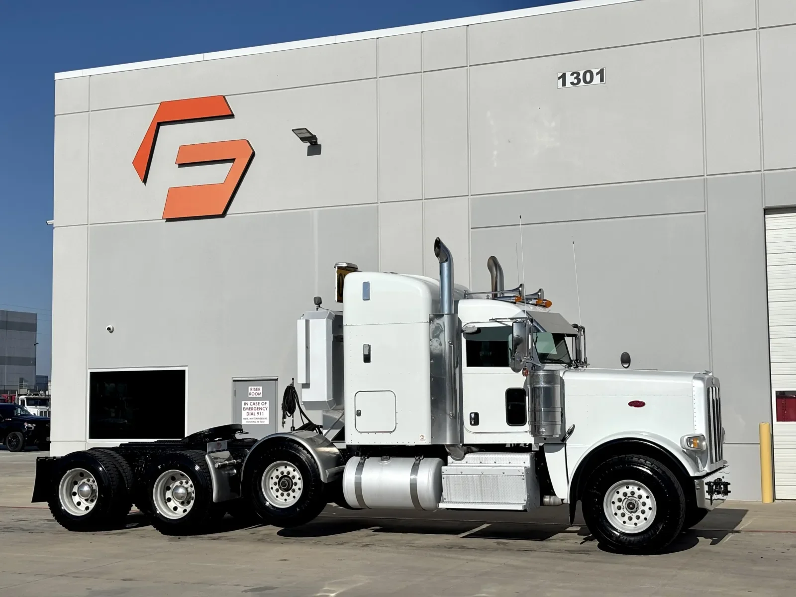 2017 Peterbilt 389 in Hutchins, TX
