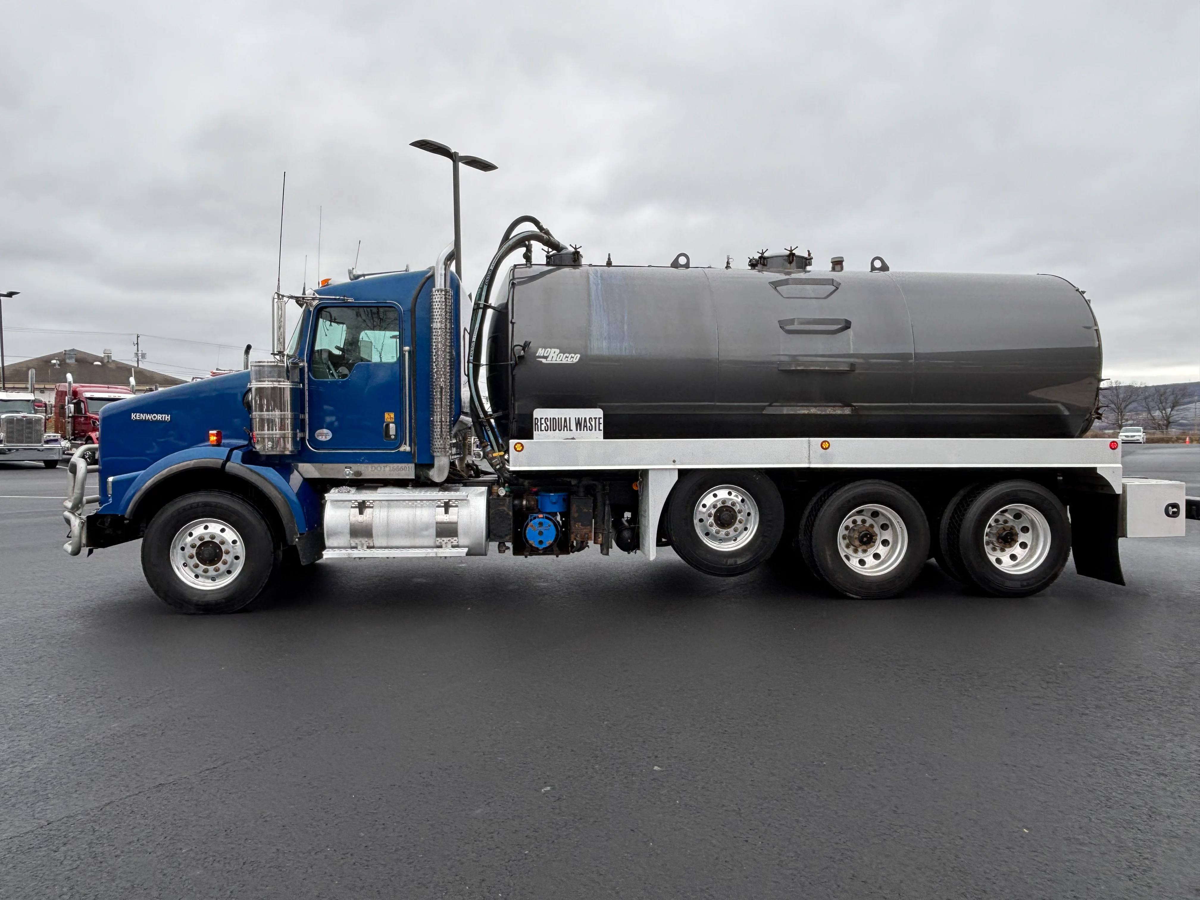 2019 Kenworth T800 - image 2