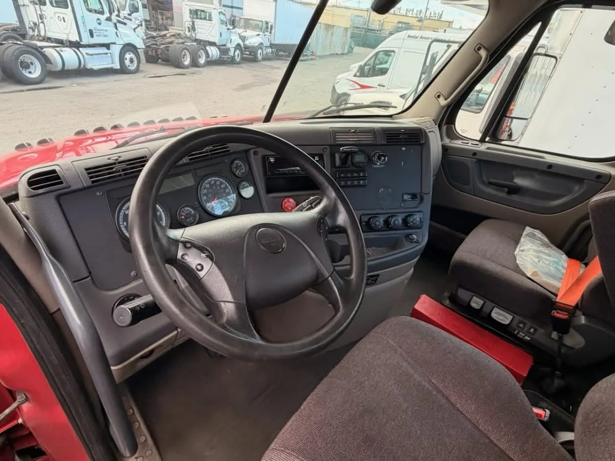 2019 Freightliner Cascadia in Newark, NJ — photo 17
