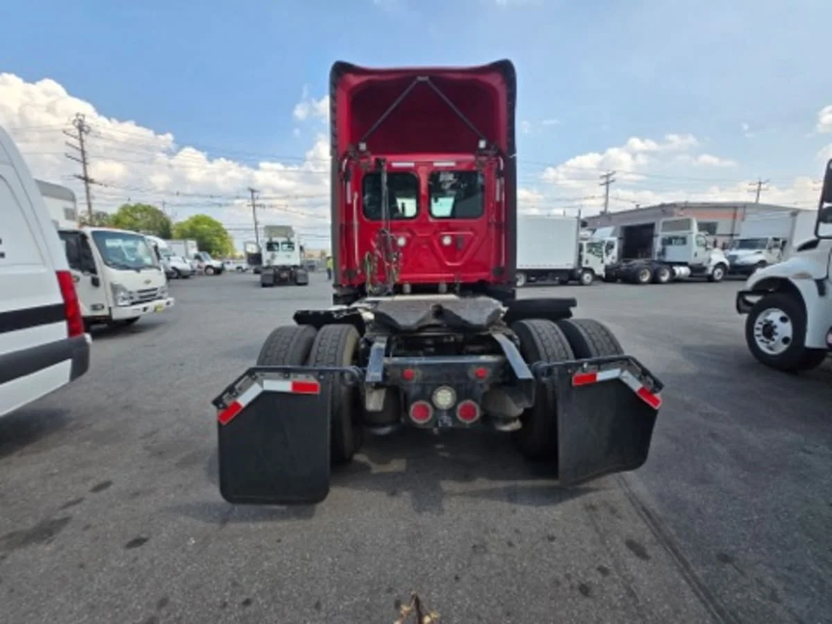 2019 Freightliner Cascadia in Newark, NJ — photo 5