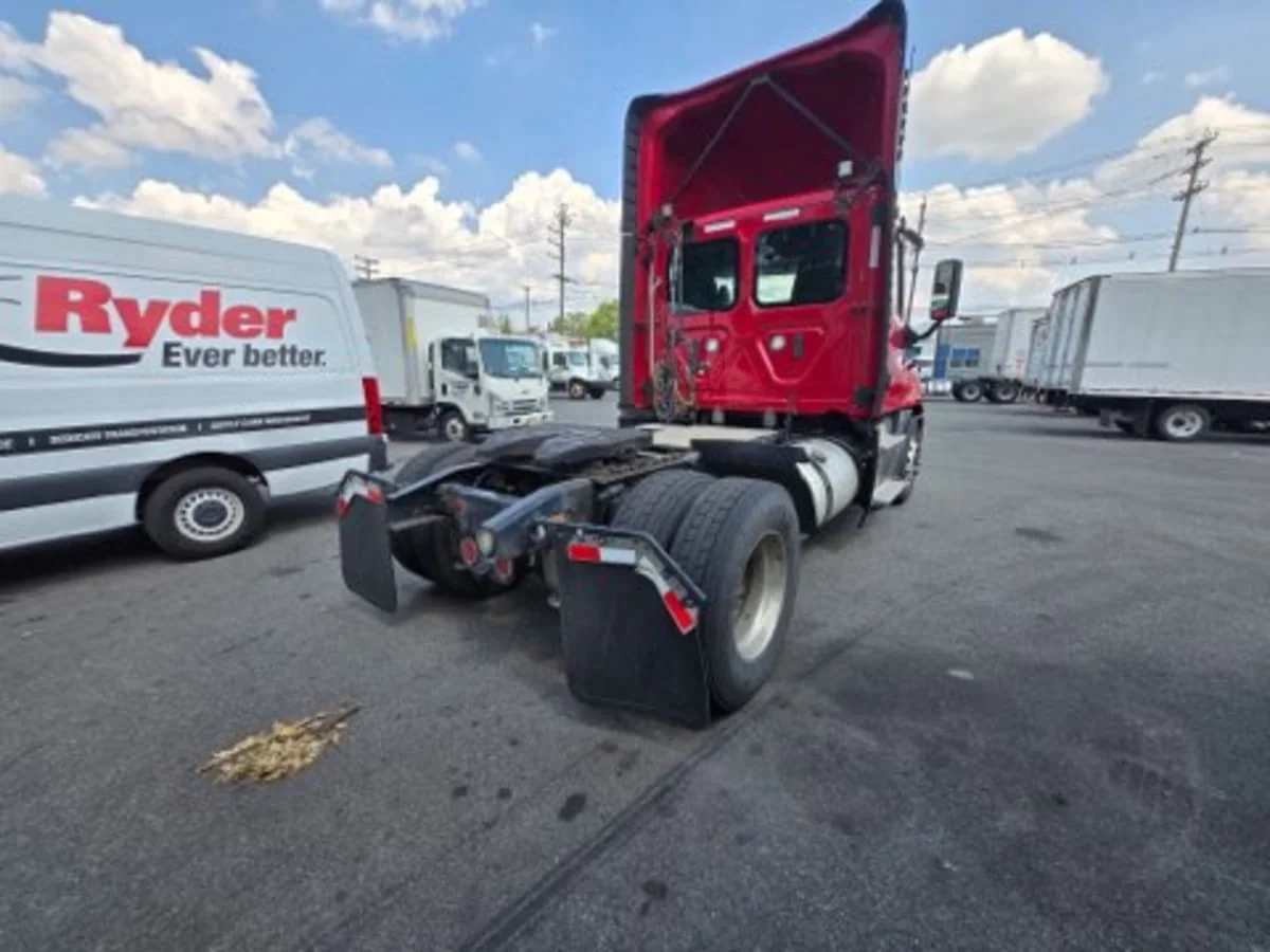2019 Freightliner Cascadia in Newark, NJ — photo 4
