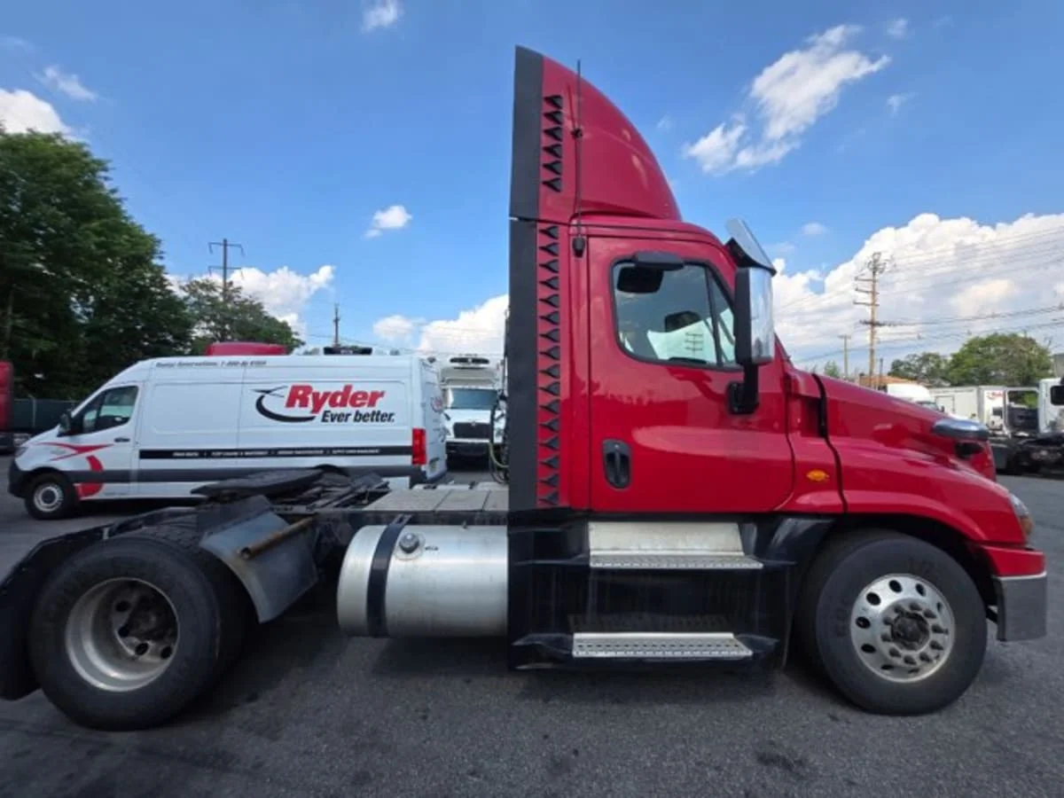2019 Freightliner Cascadia in Newark, NJ — photo 9