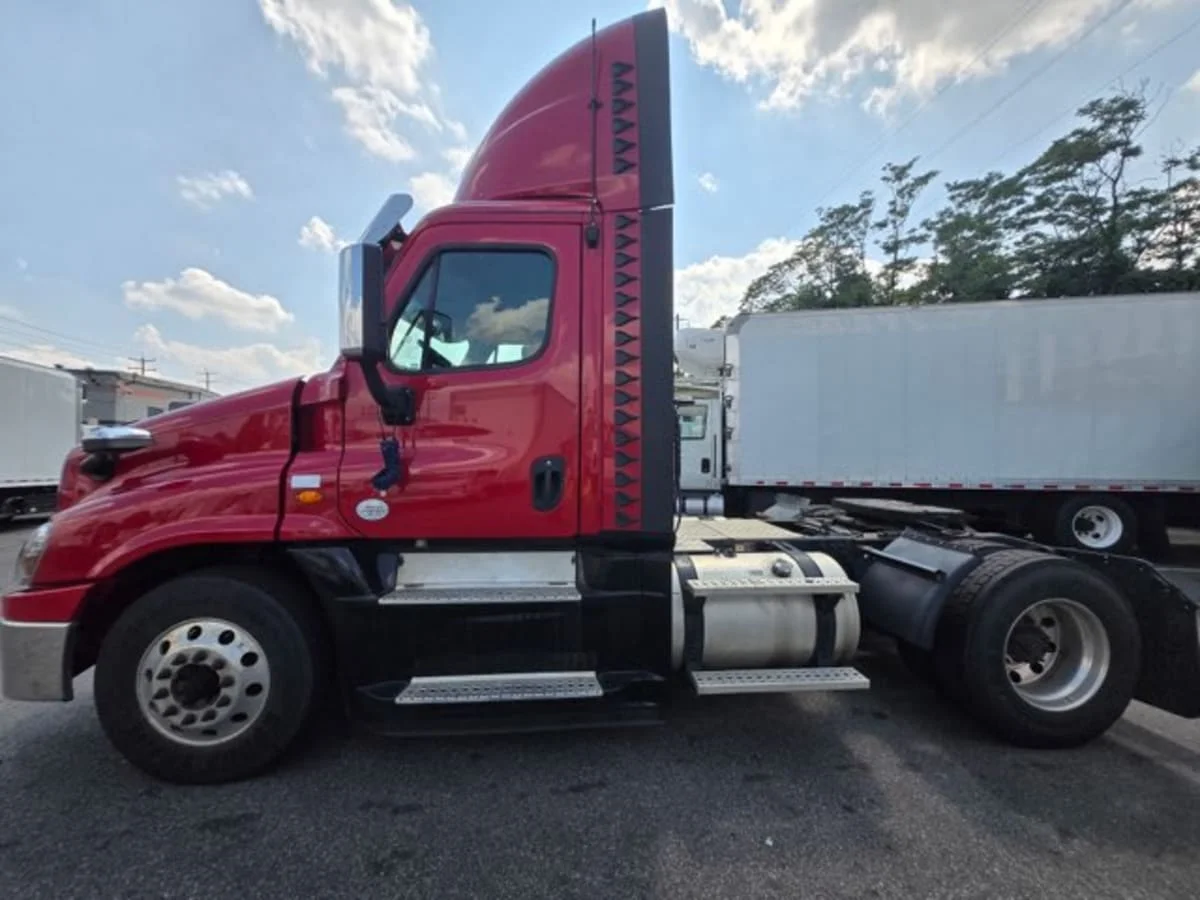 2019 Freightliner Cascadia in Newark, NJ — photo 10